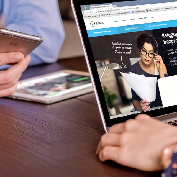 Konzultácia s klientom nad notebookom a tabletom
